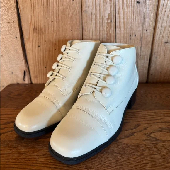 Vintage Cream Leather Ankle Boots - Picture 15 of 16